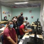 Retrato de alunos usando máscaras no laboratório