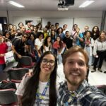 Retrato de grupo de pessoas em sala de aula