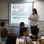 Retrato de professor dando aula com alunos assistindo