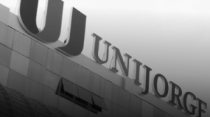 Fotografia da logo e nome da Unijorge na fachada da unidade parelela