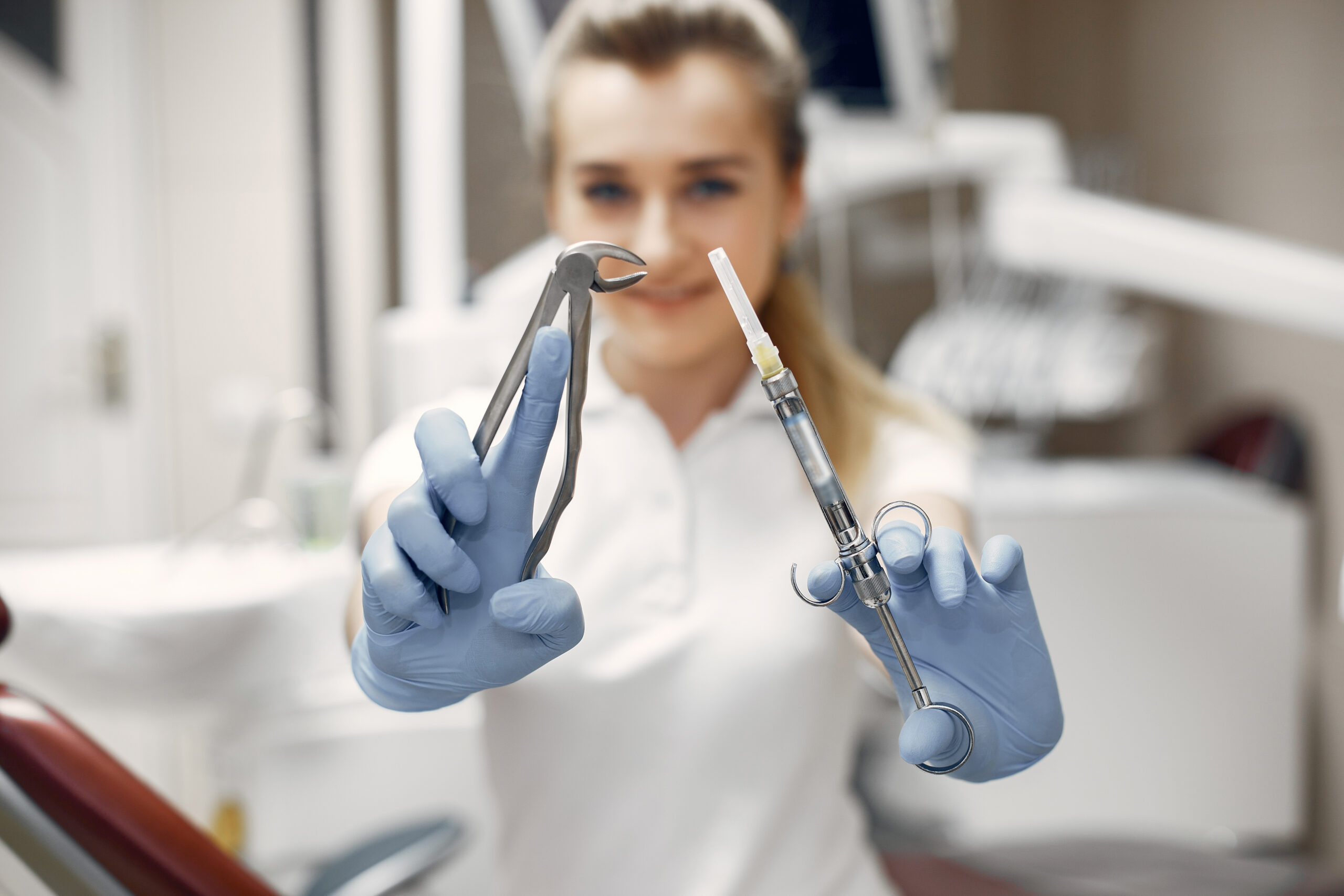 O dentista está se preparando para a recepção. A médica com suas ferramentas olhando para a câmera.