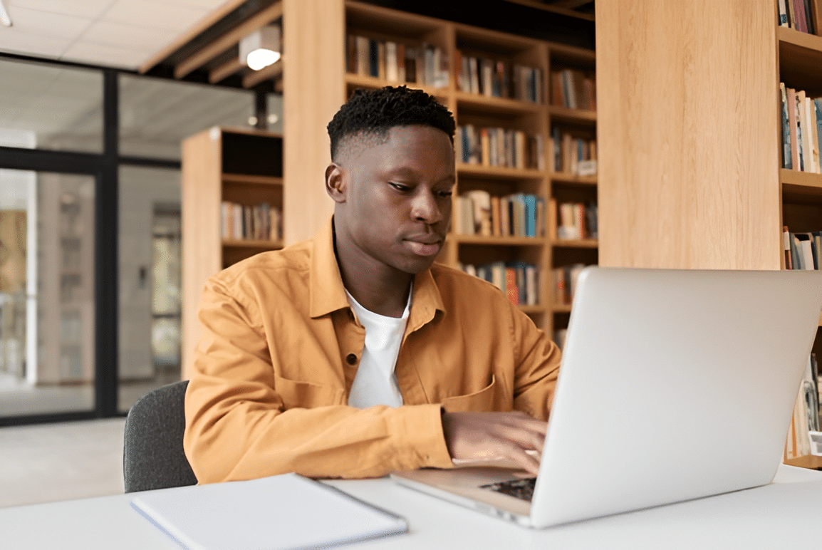 Jovem estudando utilizando um notebook - Unijorge Paralela