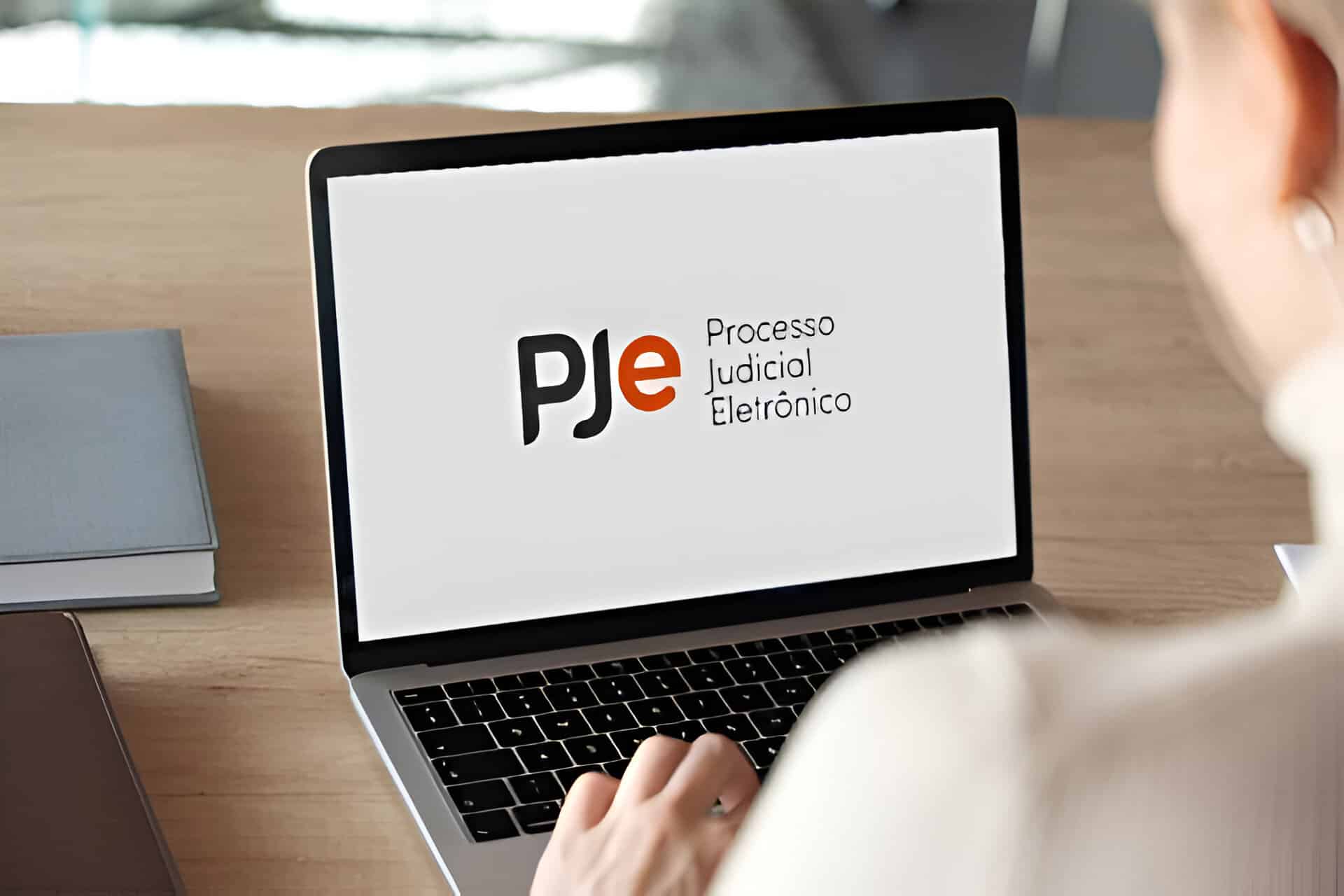 Na tela, uma pessoa está utilizando o notebook para ter acesso ao PJE - Processo Judicial Eletrônico - Unijorge Paralela/ Direito