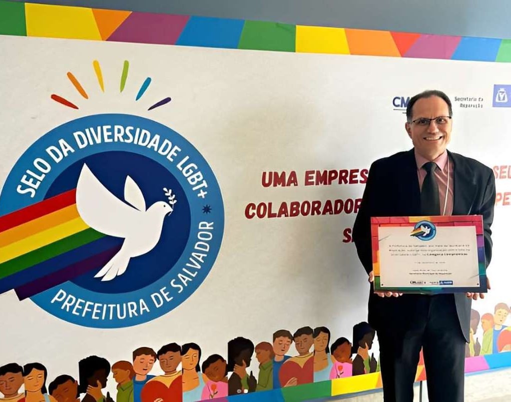 Coordenador de Direito, Luis Carlos, segurando o prêmio do Selo da Diversidade