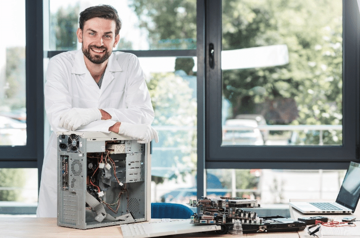 Engenheiro de Computação trabalhando com diversos softwares