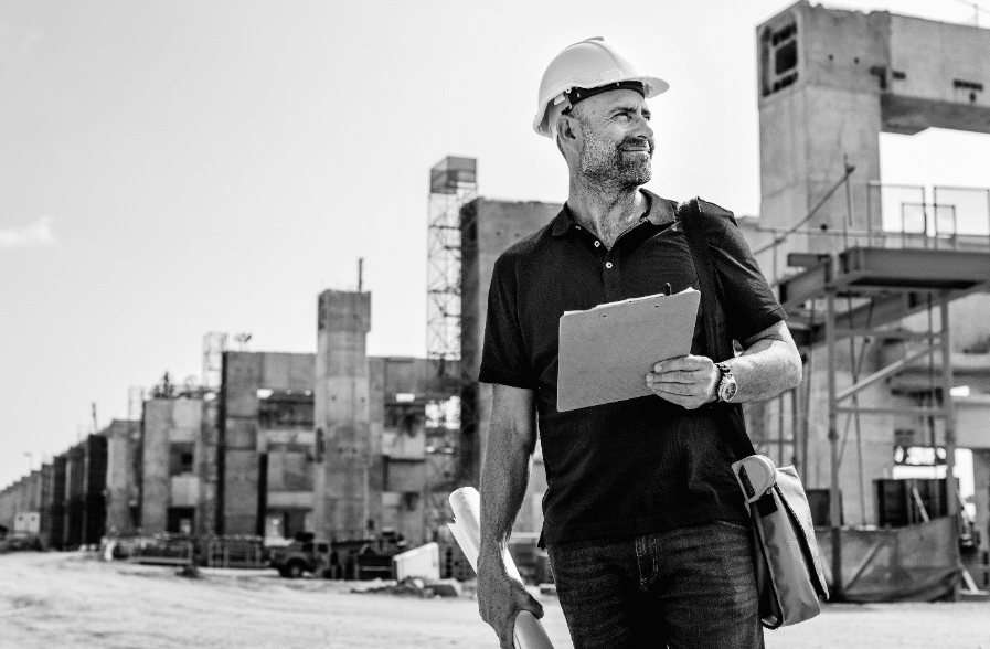 Engenheiro civil visitando obra, uma das áreas da engenharia mais bem pagas