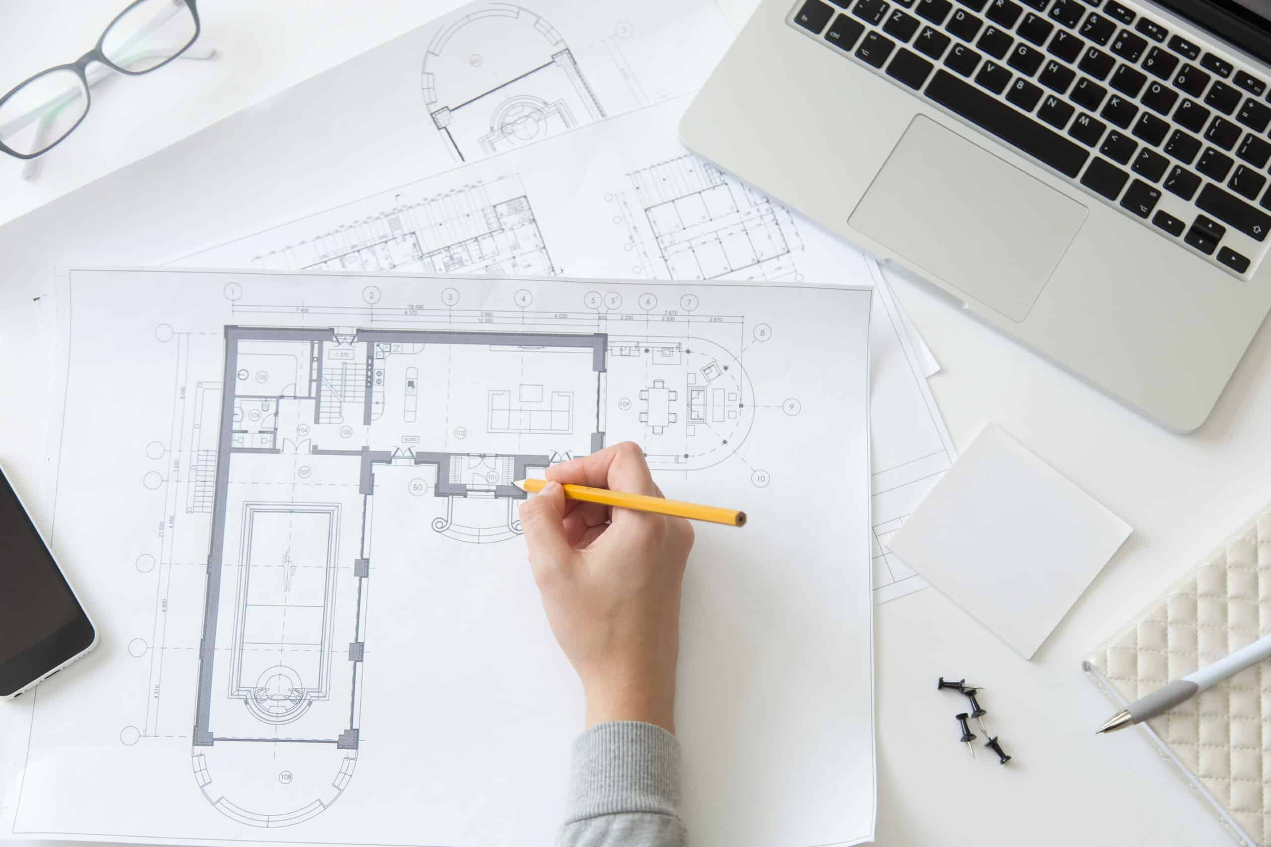 Pessoa desenhando croqui de arquitetura para a faculdade de arquitetura 